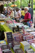 Büchertisch im Schlossgarten