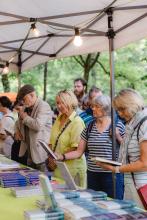 Büchertisch im Schlossgarten