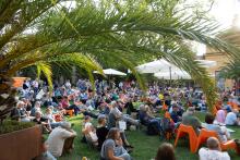 Publikum vor der Orangerie