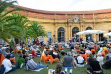 Publikum vor der Orangerie