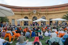 Publikum vor der Orangerie